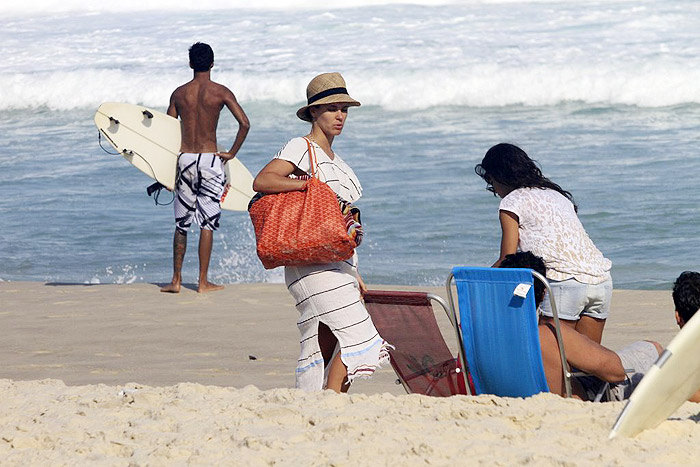 A atriz foi embora e deixou o amigo na praia.