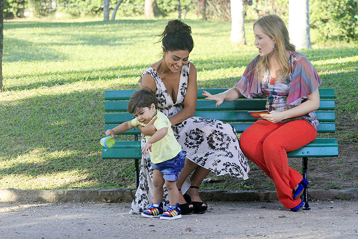 Juliana Paes com o fofo Pedro e Angélica em gravação do Estrelas