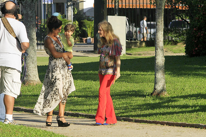 As duas gravaram com o fofo Pedro, filho de Juliana, em uma praça na Barra da Tijuca