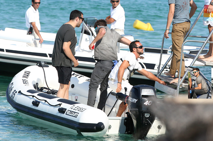 Zac Efron curte férias em barco na França