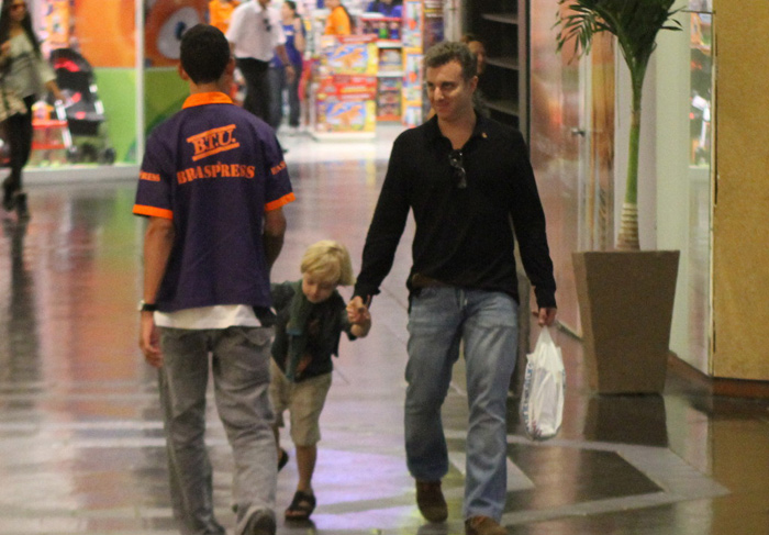 Luciano Huck se diverte com o filho Benício em  shopping