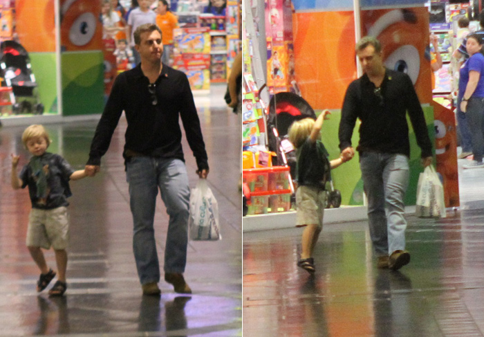 Luciano Huck se diverte com o filho Benício em  shopping