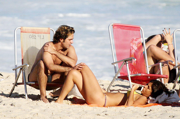 Bruno Mazzeo se amassa com a namorada em praia carioca