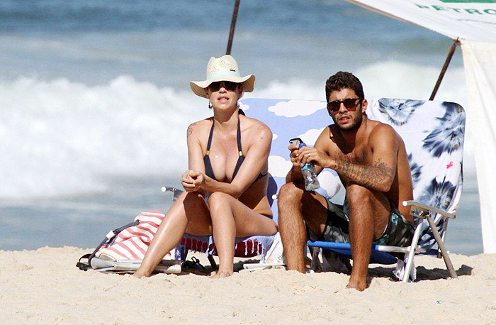 Luana Piovani praia ao lado do marido, Pedro Scooby