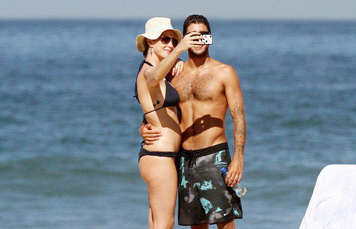 Tarde quente! Luana Piovani beija muito Pedro Scooby na praia