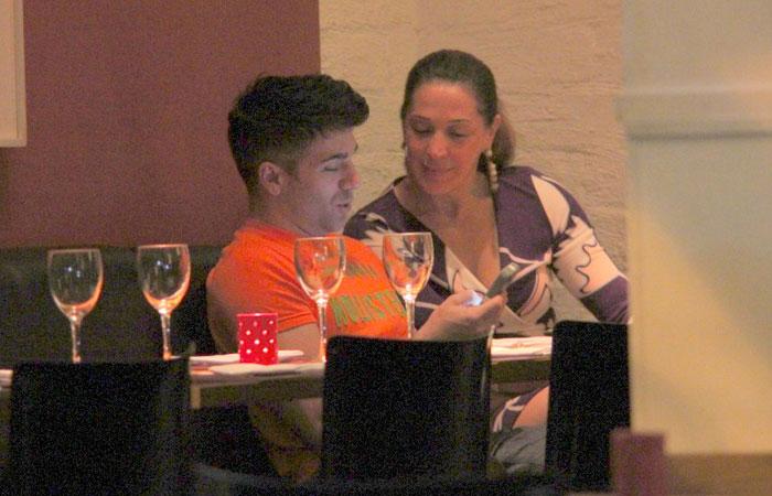 Cláudia Raia se diverte durante jantar com o namorado