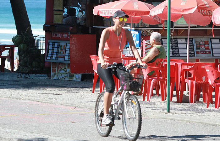 Débora Nascimento curte manhã de sol pedalando