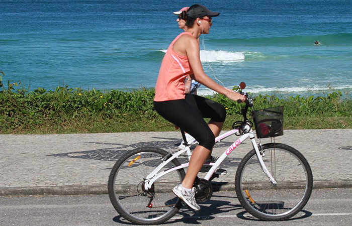 Débora Nascimento curte manhã de sol pedalando