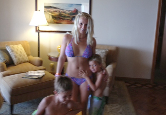 Britney Spears esquece do filtro solar e aparece vermelhinha, no Havaí