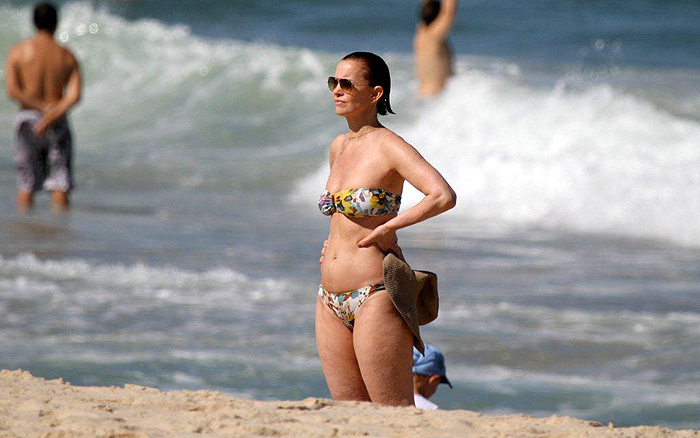 Júlia Lemmertz curte praia na zona sul do Rio