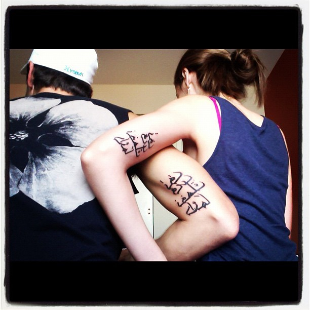 Yasmin Brunet e namorado fazem a mesma tatuagem 