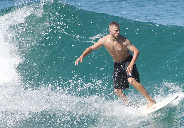 Rodrigo Hilbert mostra boa forma durante tarde de surfe no Rio 