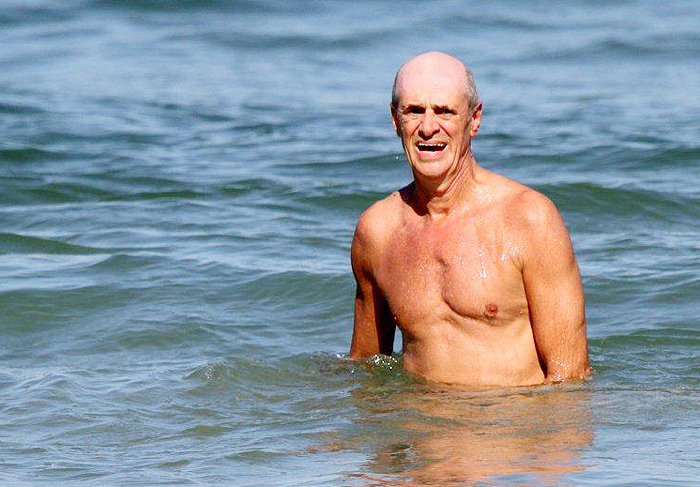 Marcos Caruso pega onda em praia carioca