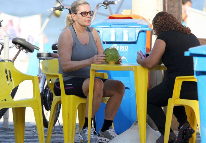 Vera Fischer se delicia com coco em praia carioca