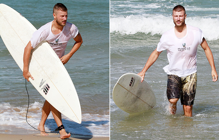 Rodrigo Hilbert surfa em praia carioca