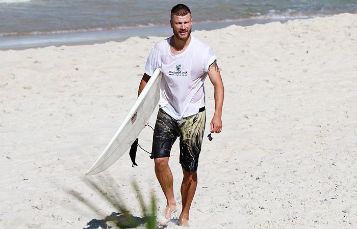 Rodrigo Hilbert surfa em praia carioca