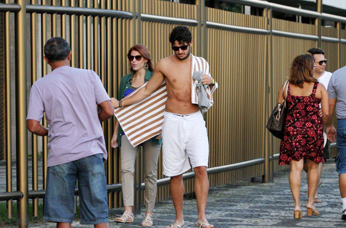 Alexandre Pato come churros com Barbara Berlusconi na praia