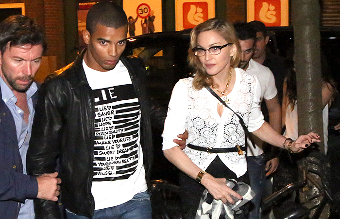 Madonna discute com o namorado na saída do cinema