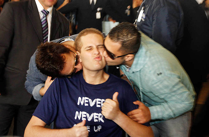 O cantor ganhou beijos do pai e irmão.