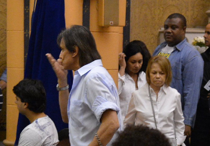 Roberto Carlos na missa de sétimo dia de Ivone Kassu. Ao fundo, lado direito, Rogério Alves, fiel escudeiro da assessora durante longos anos