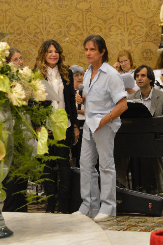 Roberto Carlos e Elba Ramalho na missa de sétimo dia de Ivone Kassu