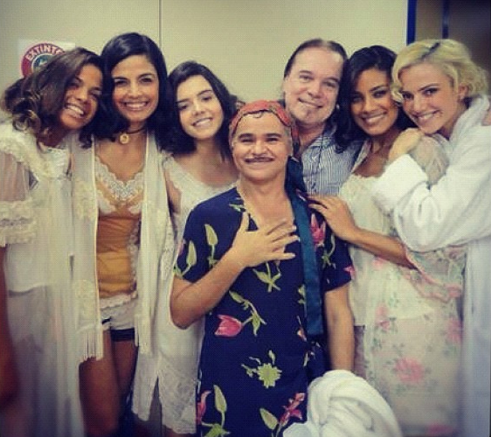 Giovanna Lancellotti posta foto com o elenco de Gabriela 