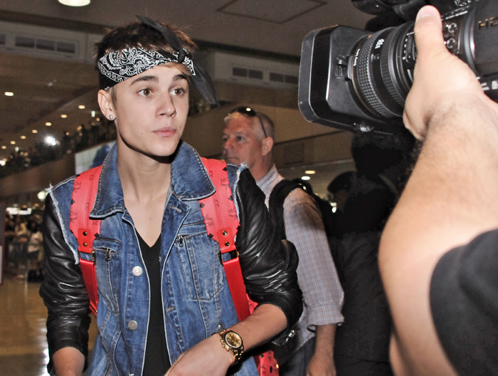 Justin Bieber desembarca no Japão usando bandana no estilo Tupac Shakur
