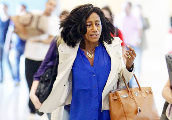 Gloria Maria é vista com os cabelos ao vento em aeroporto