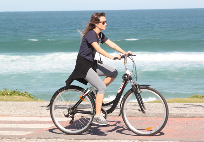 Juliana Didone pedala em orla carioca