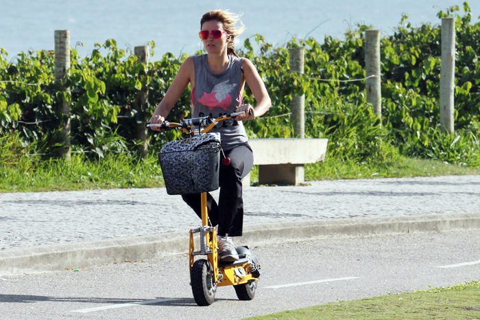  Ellen Jabour anda de bicicleta elétrica em orla 