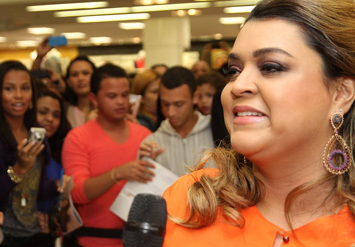 Preta Gil cai nos braços do povo durante lançamento de linha Plus Size