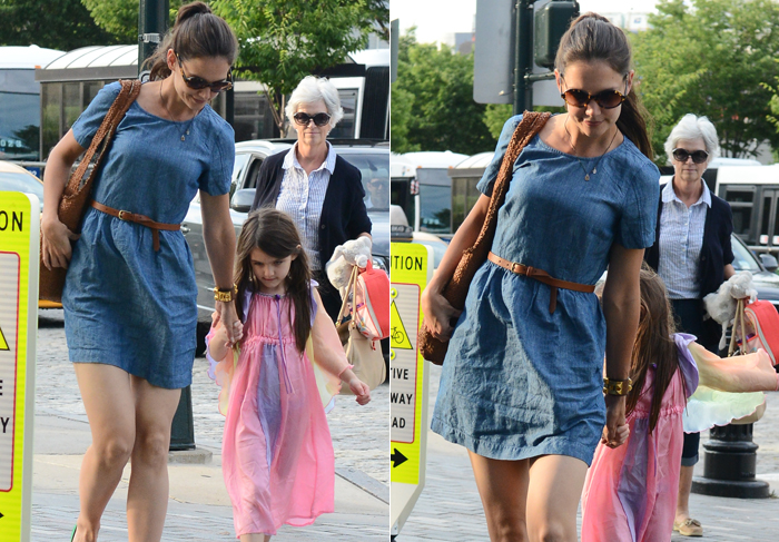 Suri Cruise anda encolhida atrás da mãe indo para ginástica