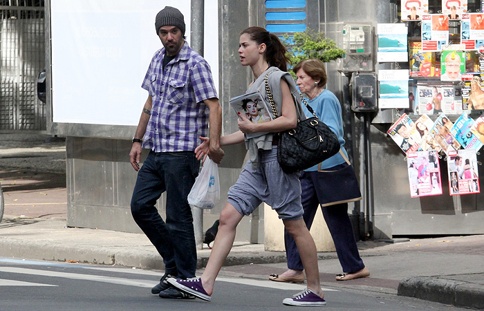 Alinne Moraes beija muito o namorado na rua, em Ipanema