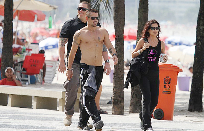 Colin Farrell mostra o corpo sarado no calor do Rio