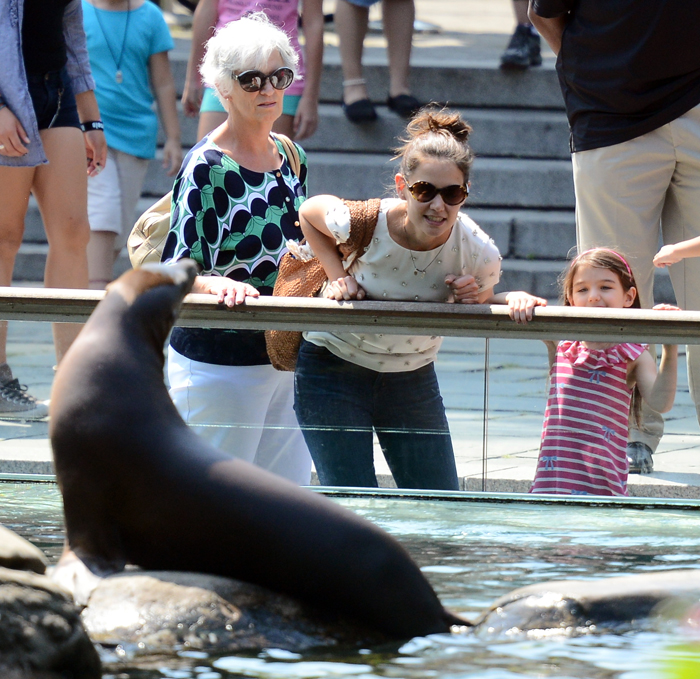 Katie Holmes e Suri Cruise se divertem em zoológico de Nova York