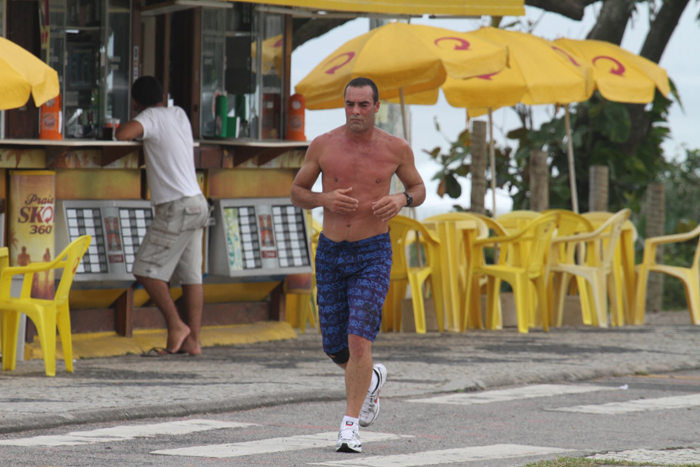 Paulo Zulu corre no calçadão da Praia da Tijuca