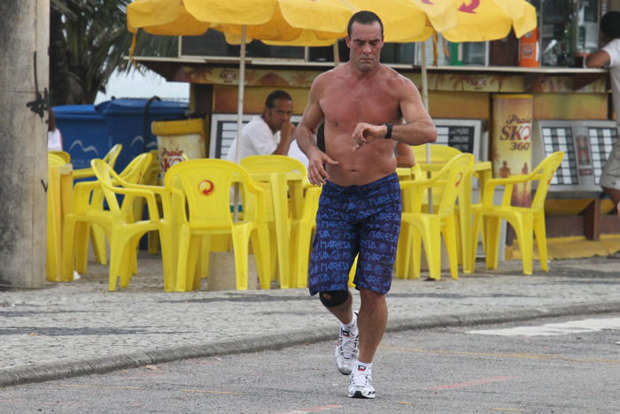 Paulo Zulu corre no calçadão da Praia da Tijuca