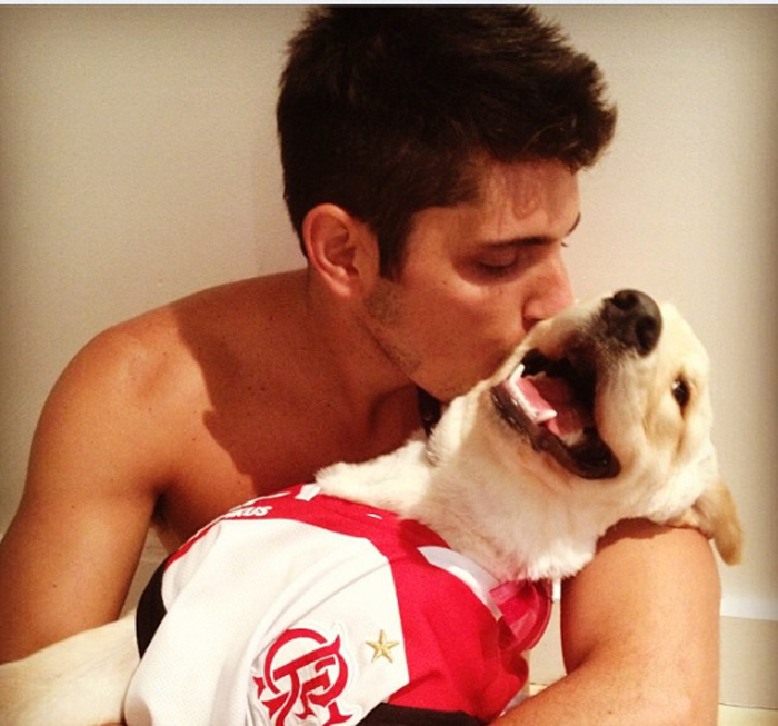 Bruno Gissoni veste a camisa do Mengão em seu cachorro 