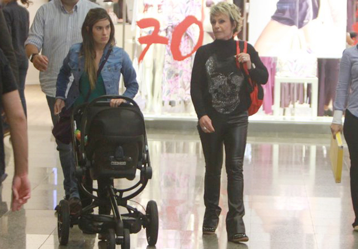 Ana Maria Braga passei em shopping com nora e neto