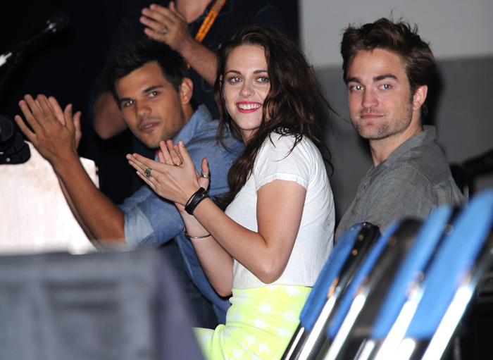 Kristen Stewart e Robert Pattinson promovem Amanhecer - Parte 2 na Comic Con