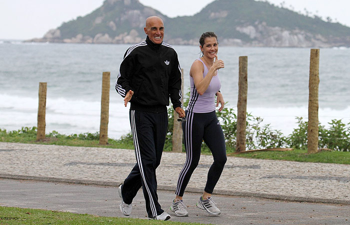 Deborah Secco corre até deixar top suado na Barra da Tijuca