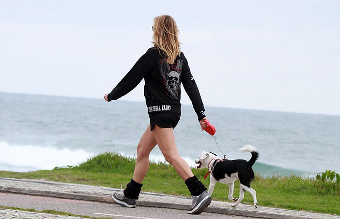 Ellen Jabour passeia com seu cachorro por orla carioca