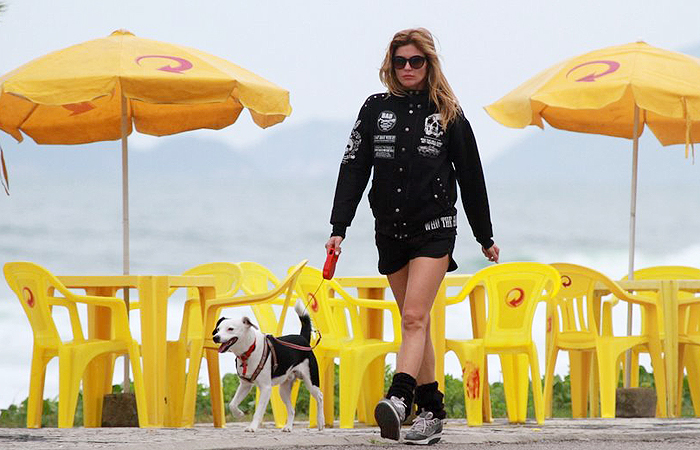 Ellen Jabour passeia com seu cachorro por orla carioca