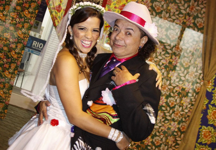 David Brazil e Renata Santos se casam em festa julina