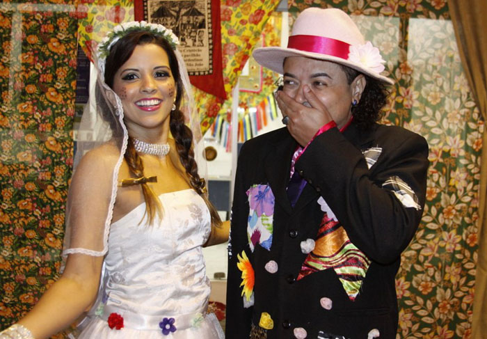 David Brazil e Renata Santos se casam em festa julina