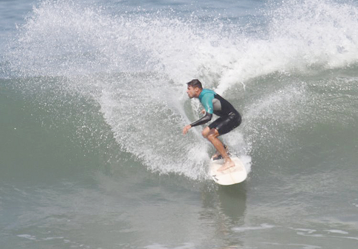 Cauã Reymond surfa com roupa de borracha contra o frio