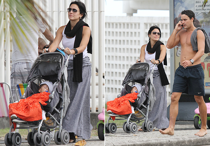 Juliana Knust passeia na praia com o filho dormindo