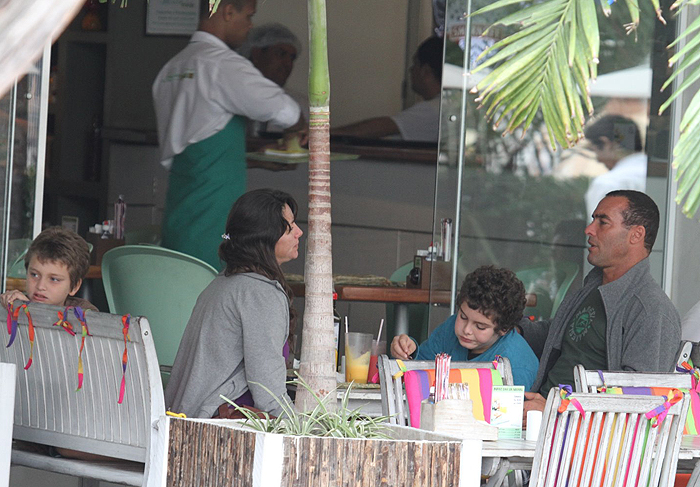 Paulo Zulu vai com família à restaurante na Barra 