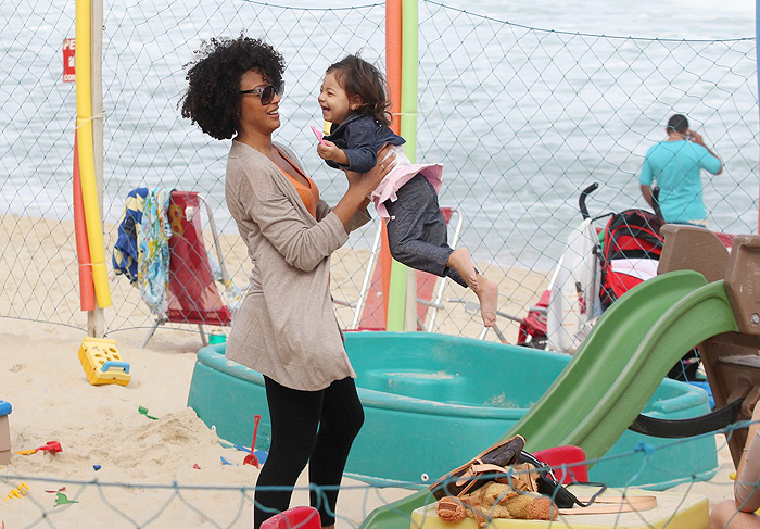 Sheron Menezzes leva sobrinha para brincar na praia