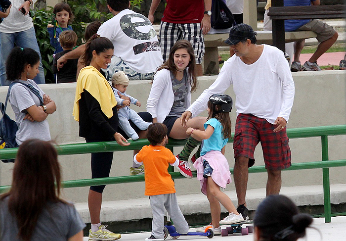 Eduardo Moscovis anda de skate com filhos em parque no Rio